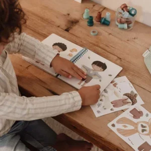 0023630_aankleed-en-stickerboek-forest-friends