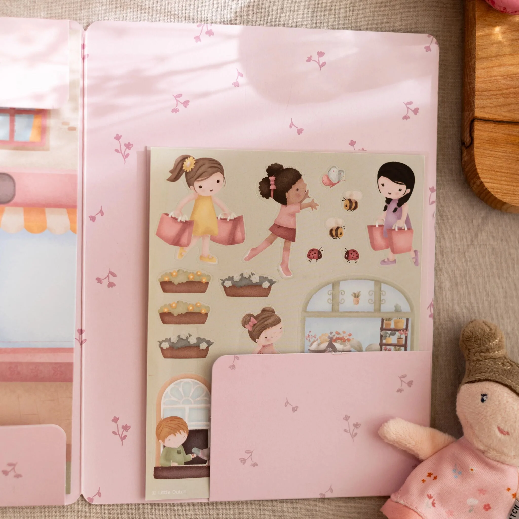 Lipdukų istorijų knygelė „Rosa ir draugai“ - Image 4